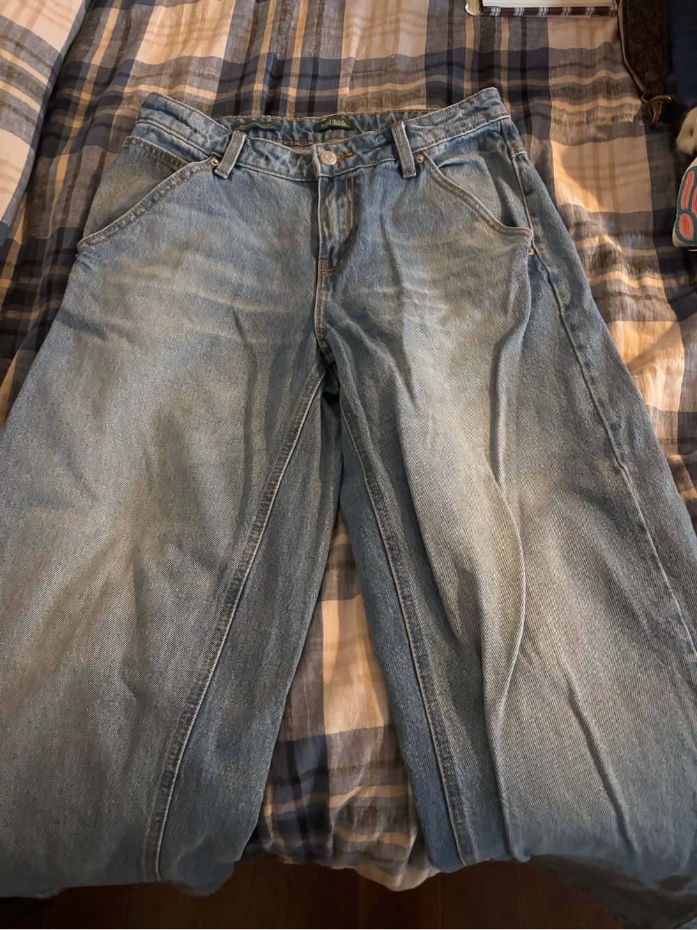 Light Wash Relaxed Fit Jeans - Blue